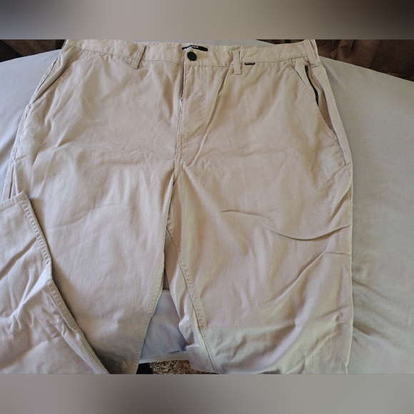 Men's Hurley khakis pants. Size 40. Tan/beige color - Picture 3 of 3